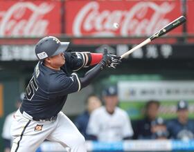 ４回、左越え二塁打を放つ内藤（撮影・西岡正）