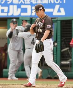 ９回、西川に決勝となる勝ち越し打を許し、うつむく藤平