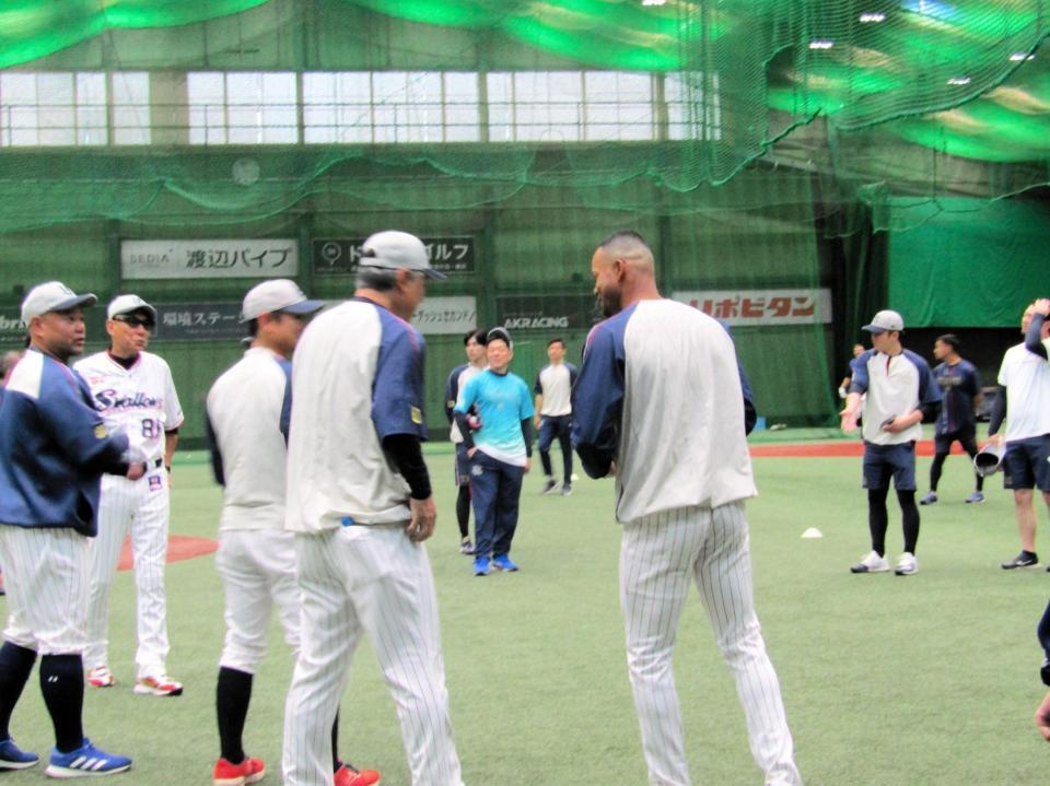 ミーティングに参加しヤクルト・池山監督ら首脳陣にあいさつをするモンテル