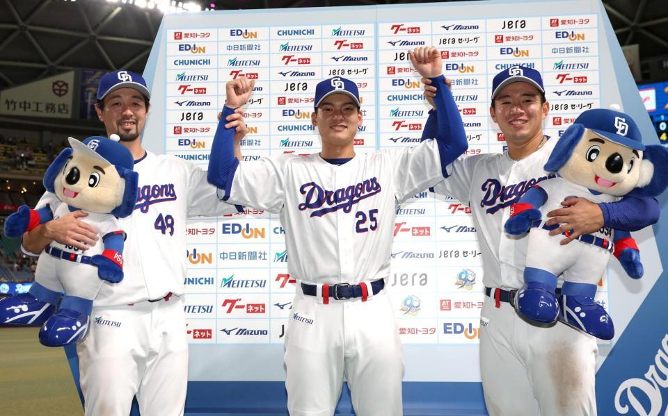 　お立ち台でポーズをとる（左から）阿部、石川昂、鵜飼（撮影・北村雅宏）