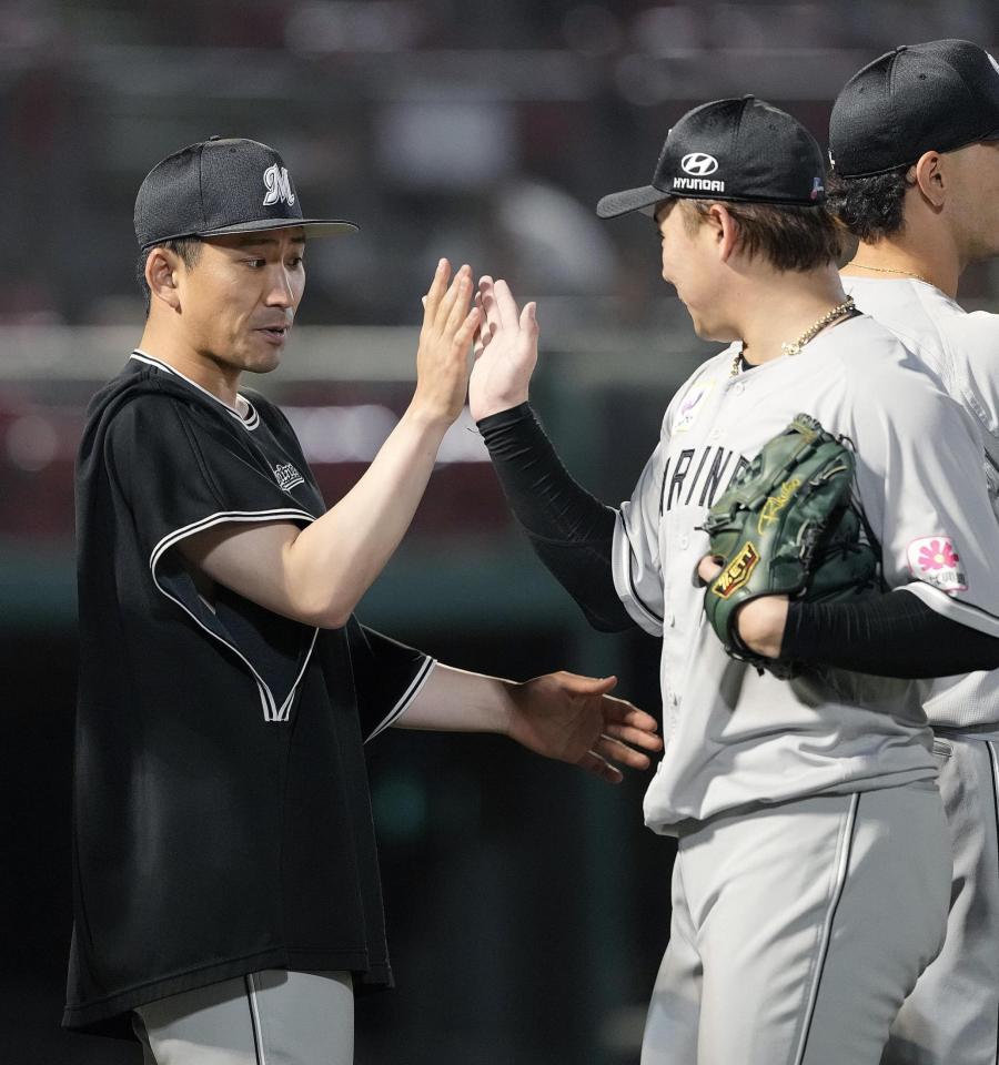 　今季初勝利を挙げ、14セーブ目の横山（右）を迎える小島