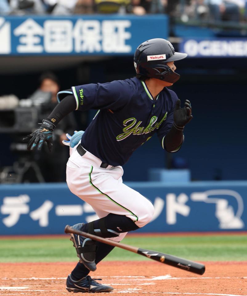 １、武岡は左越えに適時二塁打を放つ（撮影・佐々木彰尚）