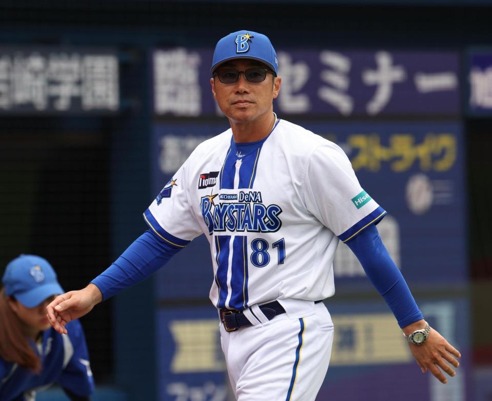 １回終了時、選手交代を告げた相川監督（撮影・佐々木彰尚）