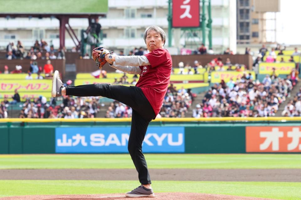 始球式を務めた見栄晴（楽天野球団提供）