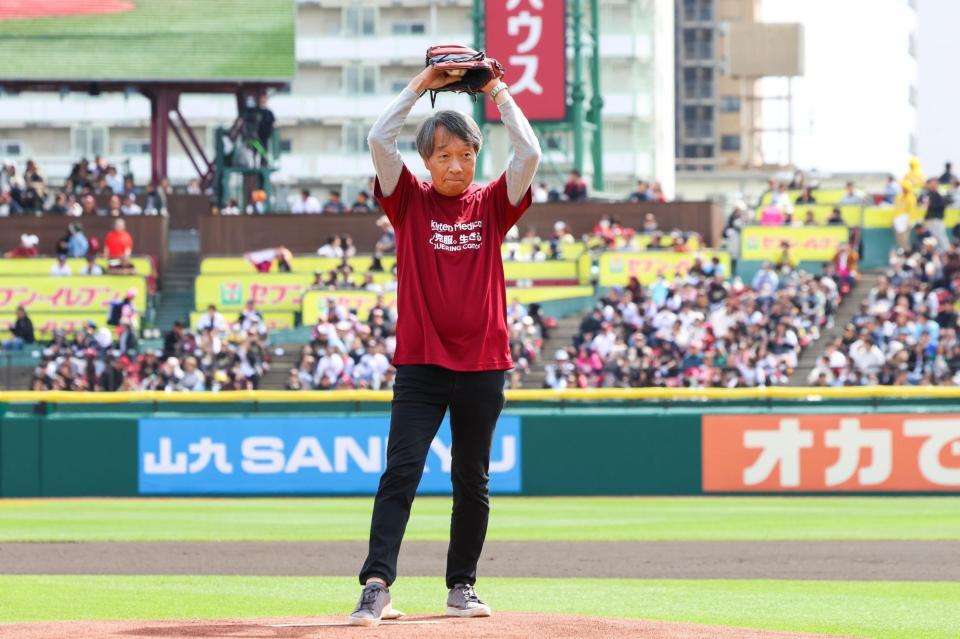 始球式を務めた見栄晴（楽天野球団提供）