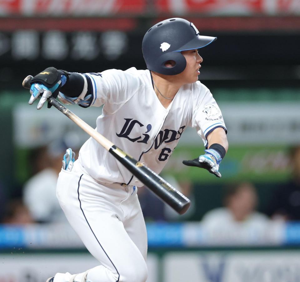 ４回、中前適時打を放つ滝沢（撮影・西岡正）
