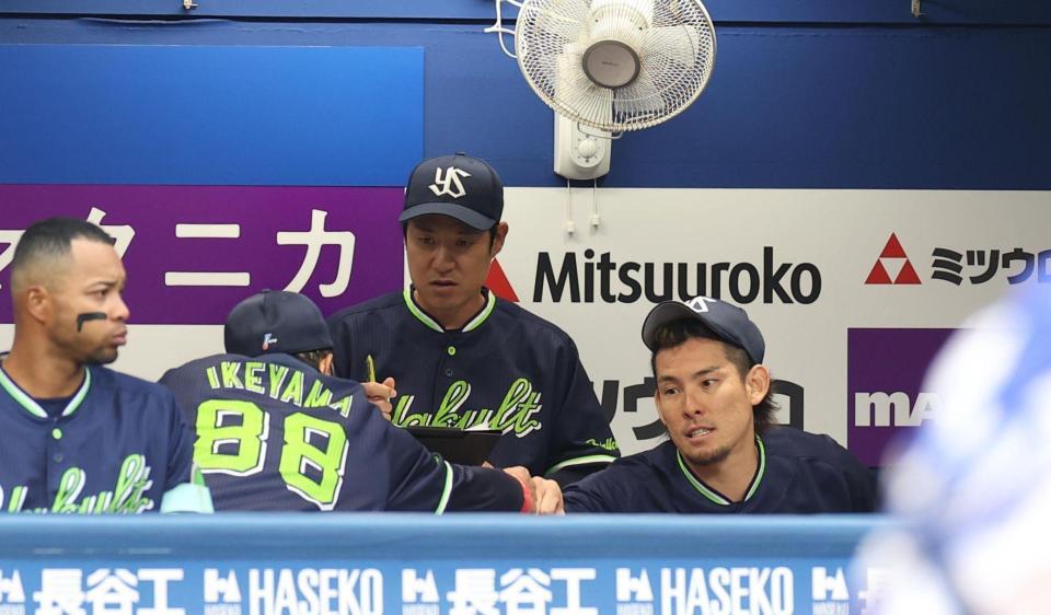 ７回終了時、池山監督とタッチをする高梨（撮影・佐々木彰尚）