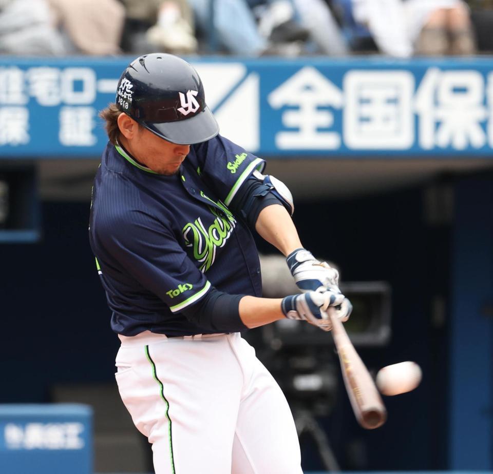 １回、高梨は左越えに２点適時二塁打を放つ（撮影・佐々木彰尚）