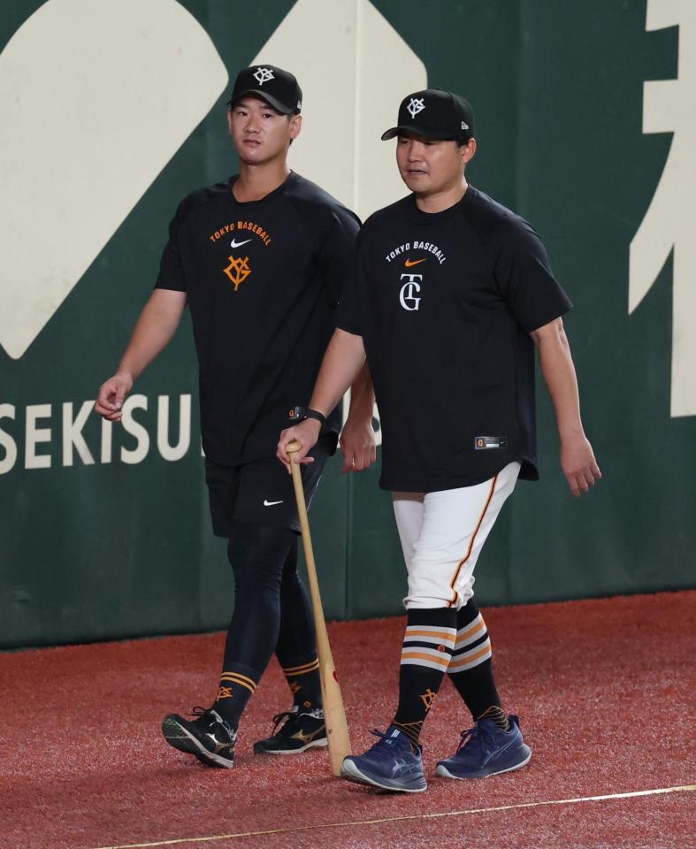 ウォーキングしながら話し込む井上と杉内コーチ（撮影・金田祐二）