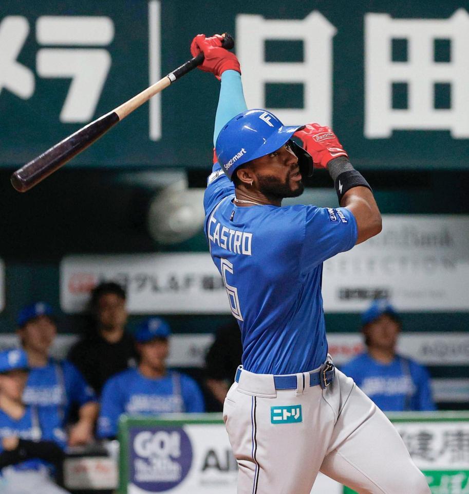２回、カストロが先制の右犠飛を放つ