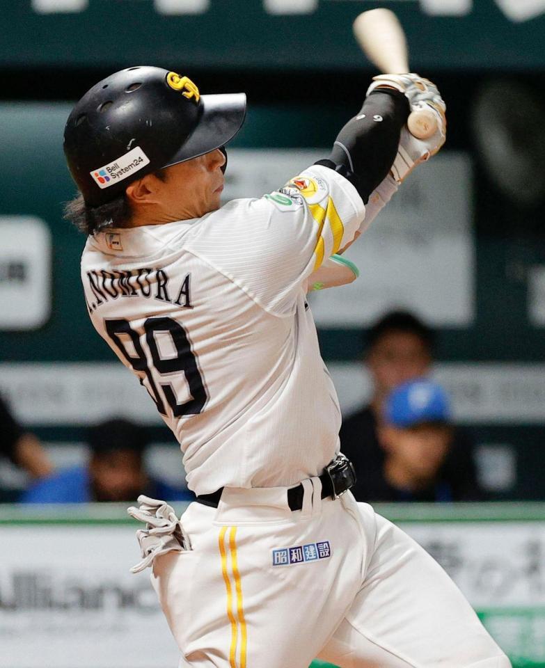 ８回、野村が左前に適時打を放つ