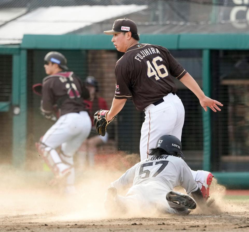 ９回、藤平（46）が暴投、小川（57）が生還し同点を許す