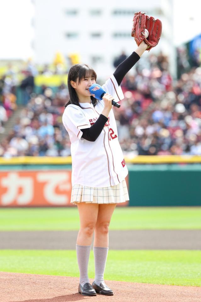 始球式に臨む相良茉優（楽天野球団提供）