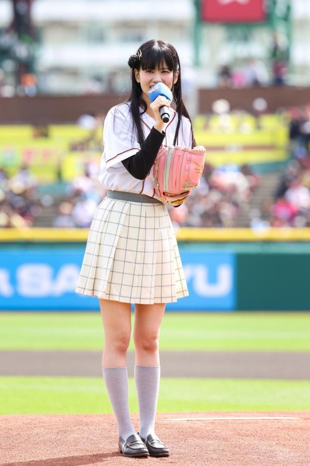 始球式に臨む大西亜玖璃（楽天野球団提供）