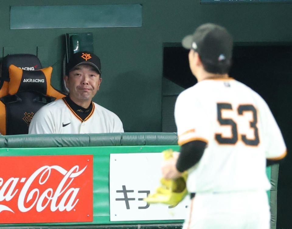 ６回、高梨投入も追加点を奪われた阿部監督（撮影・金田祐二）