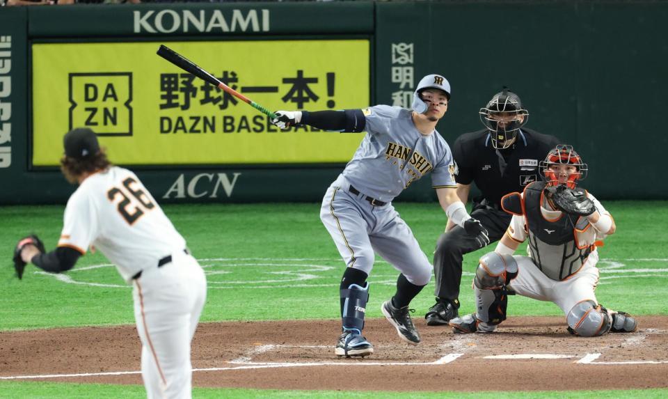 ６回、中前打を放つ佐藤輝（撮影・金田祐二）