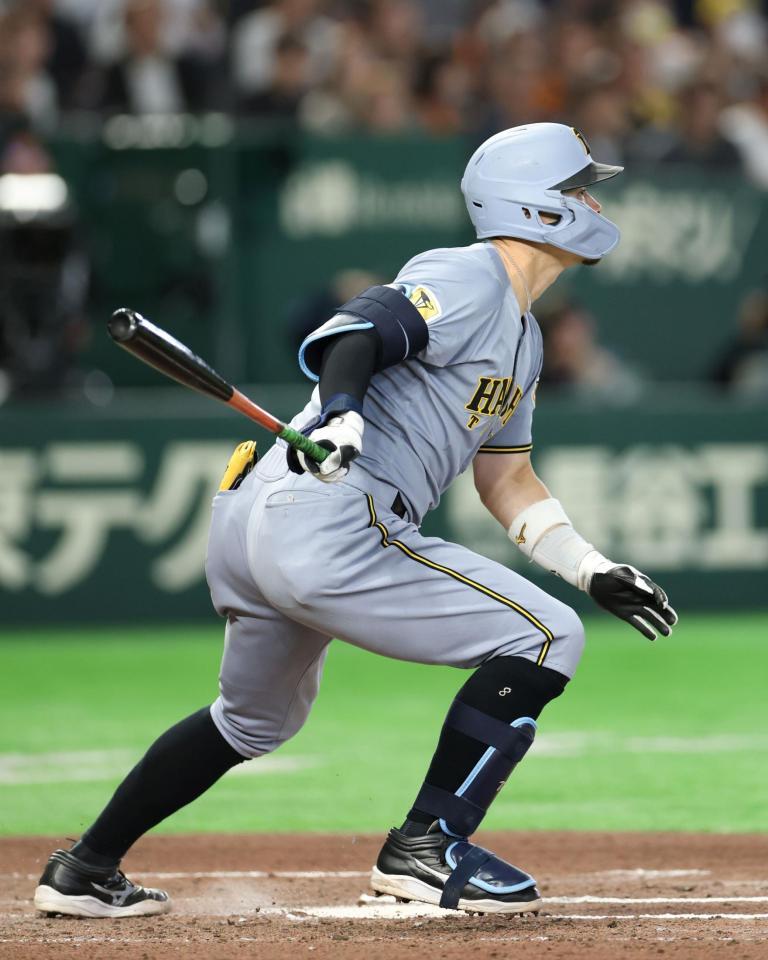 ６回、中前打を放つ佐藤輝（撮影・伊藤笙子）