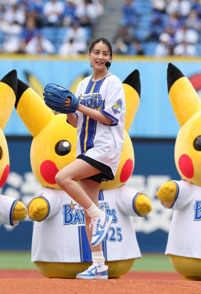 セレモニアルピッチを務めた山本美月（撮影・佐々木彰尚）