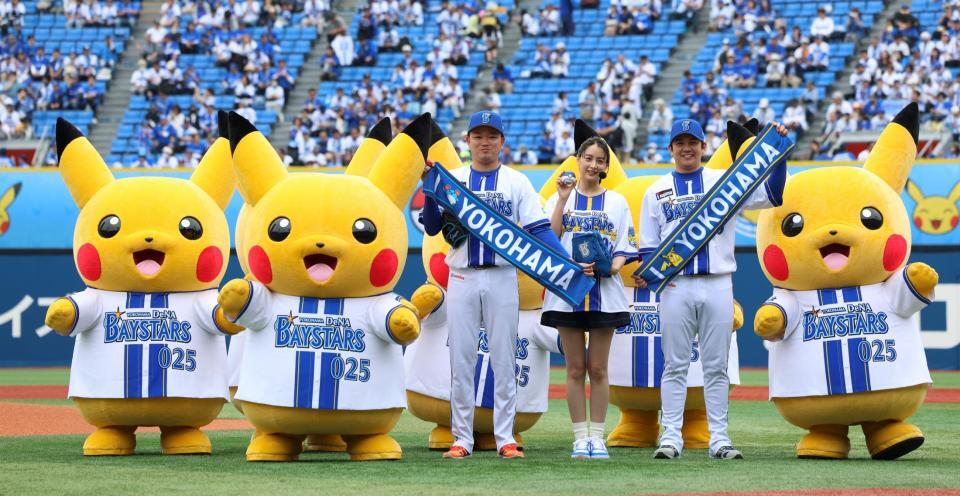 写真におさまる（左から）ＤｅＮＡ・石田裕太郎、山本美月、ＤｅＮＡ・山崎康晃（撮影・佐々木彰尚）