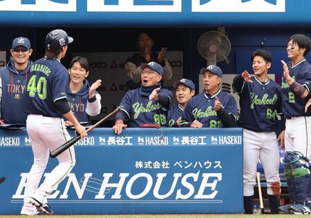 　１回、生還した高梨を迎える池山監督ら（撮影・佐々木彰尚）