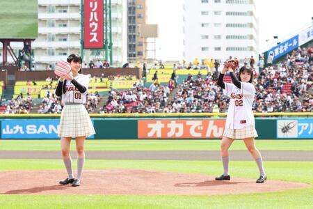 始球式に臨んだ相良茉優（右）と大西亜玖璃（楽天野球団提供）＝２３日