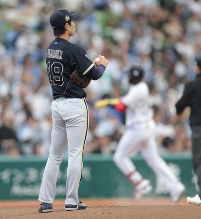 １回、カナリオ（右）に同点ソロを浴びた山岡（撮影・西岡正）