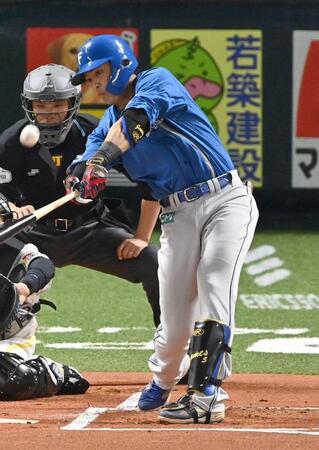 １回、左越えに先制の満塁本塁打を放つ野村
