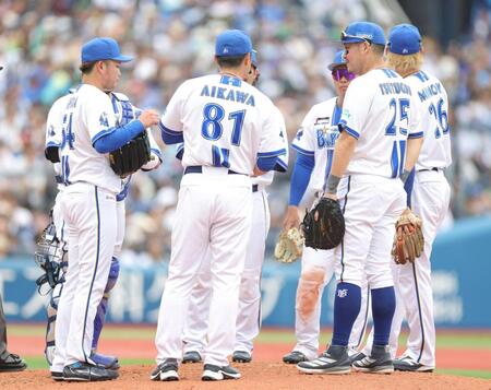 ６回、石田裕（前列左端の）のもとに集まるＤｅＮＡナイン（撮影・石井剣太郎）