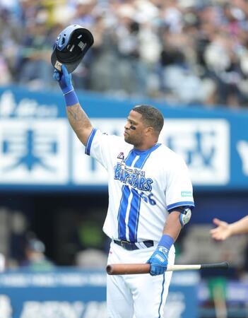 ７回、歓声に応えるビシエド（撮影・石井剣太郎）