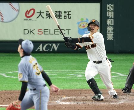 ７回、右越え２ランを放つ吉川（撮影・金田祐二）