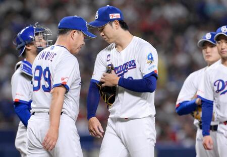 ６回、広島に逆転を許し井上監督（９９）に降板を告げられた高橋宏