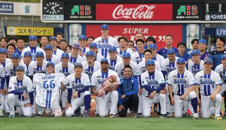 記念撮影するビシエド（前列中央）ら（撮影・石井剣太郎）