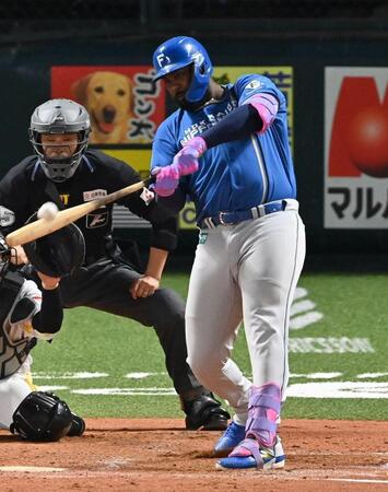 ５回、左越え本塁打を放つレイエス
