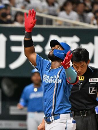 ７回、左越えに同点本塁打を放ち、ポーズをとるカストロ