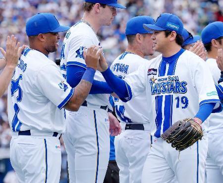 　ヤクルトに勝利し、ビシエド（左）にウイニングボールを手渡すＤｅＮＡ・山崎＝横浜