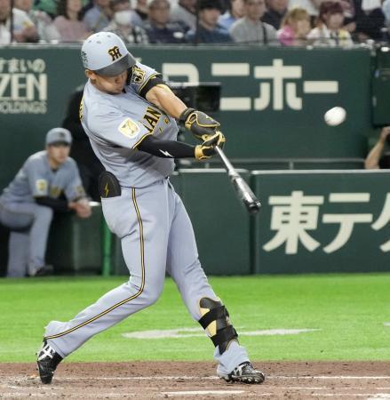 　５回阪神２死一塁、立石が右越えにプロ初本塁打となる２ランを放つ＝東京ドーム