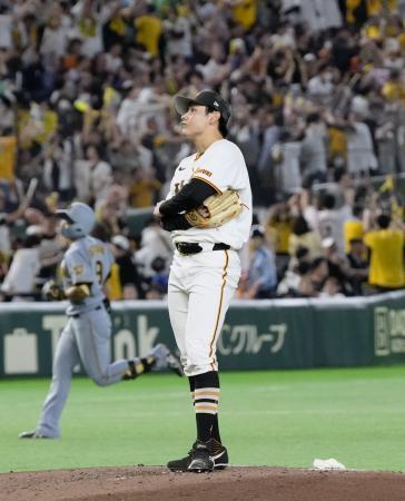 　５回、阪神・立石（奥）に２ランを浴びた巨人・竹丸＝東京ドーム