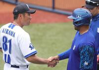 握手する相川監督（左）とビシエド（撮影・石井剣太郎）