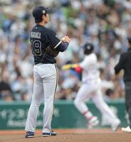 １回、カナリオ（右）に同点ソロを浴びた山岡（撮影・西岡正）