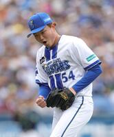 １回、得点を許さず投げ終えた石田裕（撮影・石井剣太郎）