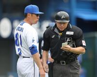 選手の交代を告げる相川監督（左）＝撮影・石井剣太郎