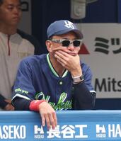 ４回、戦況を見守る池山監督（撮影・石井剣太郎）