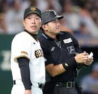 ６回の攻撃を終え、選手交代をする阿部監督（左）＝撮影・伊藤笙子