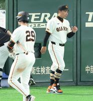 厳しい表情で選手交代を告げる阿部監督（撮影・金田祐二）