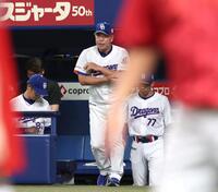 広島に連敗を喫し、ベンチを出る井上監督（中央）＝撮影・北村雅宏