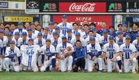 記念撮影するビシエド（前列中央）ら（撮影・石井剣太郎）