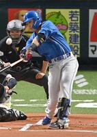 １回、左越えに先制の満塁本塁打を放つ野村
