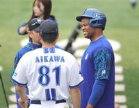 相川監督（８１）と話すビシエド（右）＝撮影・石井剣太郎