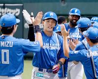 １回、先制の満塁本塁打を放ちナインに迎えられる野村