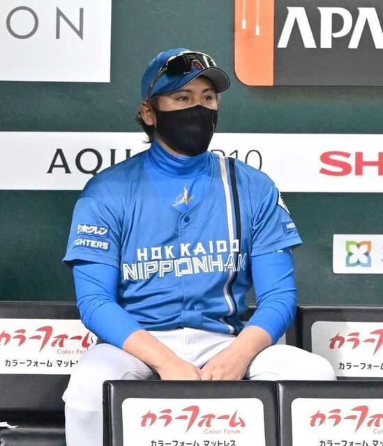 　９回、ベンチから戦況を見守る新庄